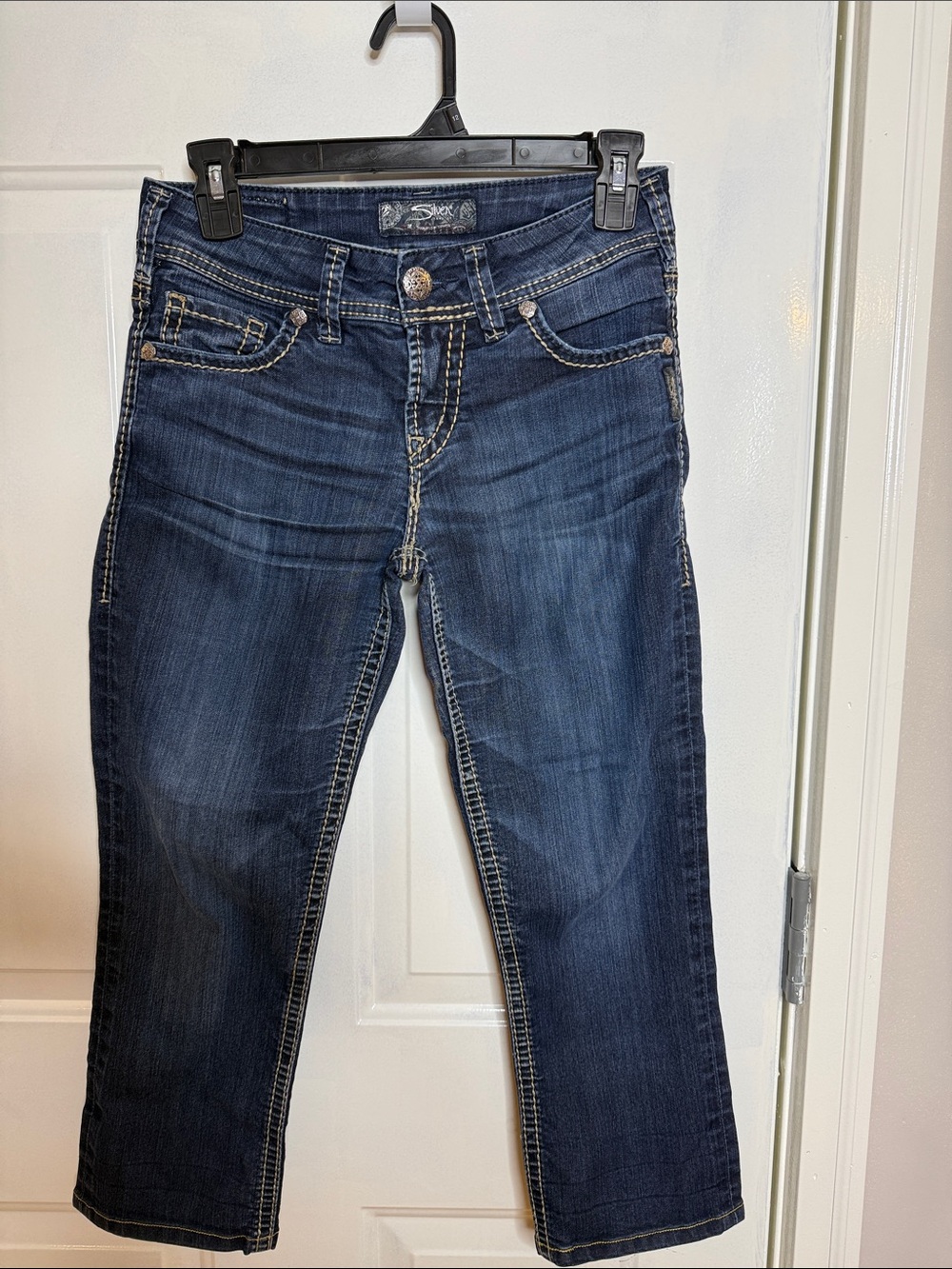 Silver Jeans Women's Dark Blue Capris with Contrast Stitching. Suki capris